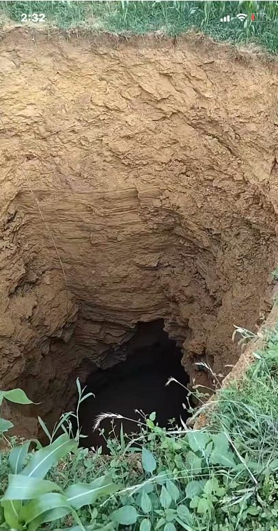 玉米地突陷深坑“一眼看不到底”，毕节金沙源村镇回应会现场核实调查