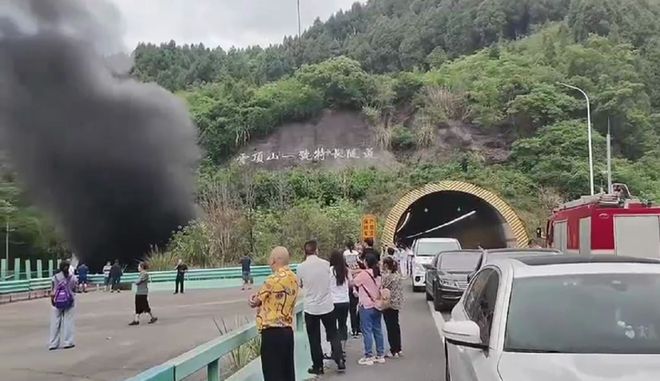 成巴高速隧道内车辆追尾起火，交警、消防、应急紧急组织疏散撤离，官方称未造成人员伤亡