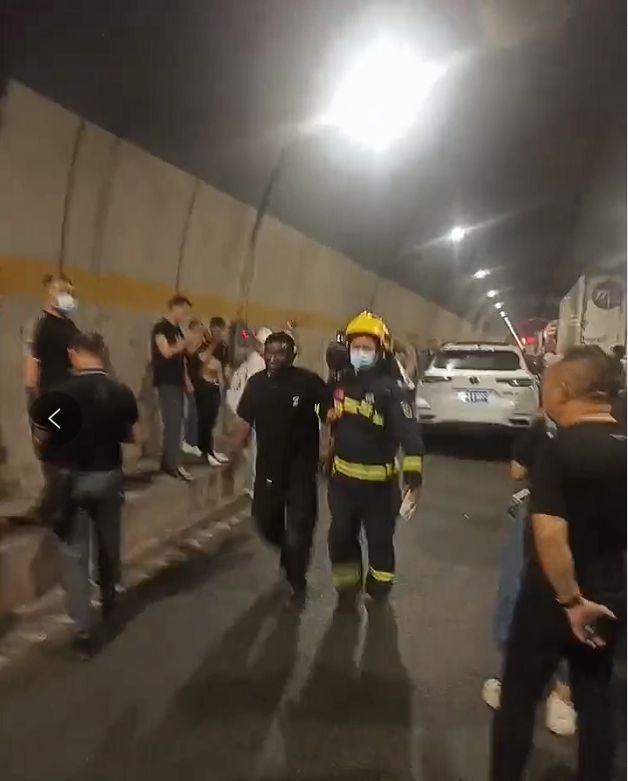 成巴高速隧道内车辆追尾起火，交警、消防、应急紧急组织疏散撤离，官方称未造成人员伤亡