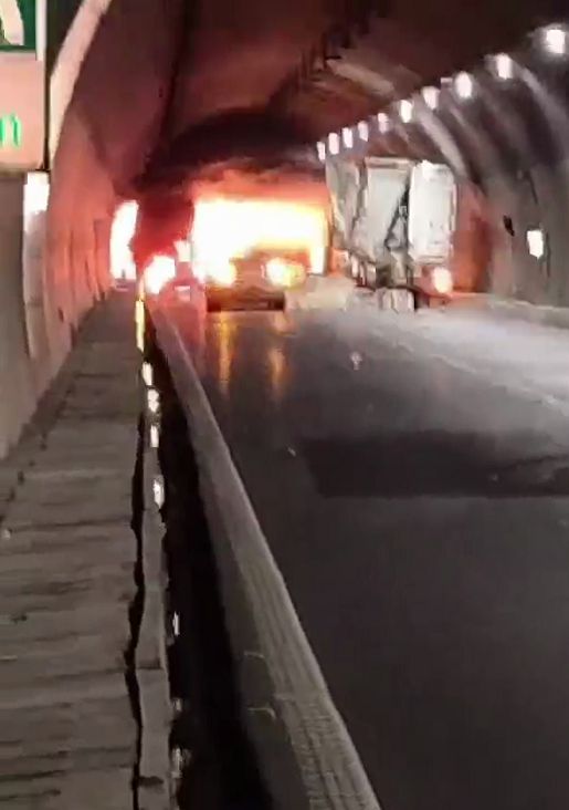 成巴高速隧道内车辆追尾起火，交警、消防、应急紧急组织疏散撤离，官方称未造成人员伤亡