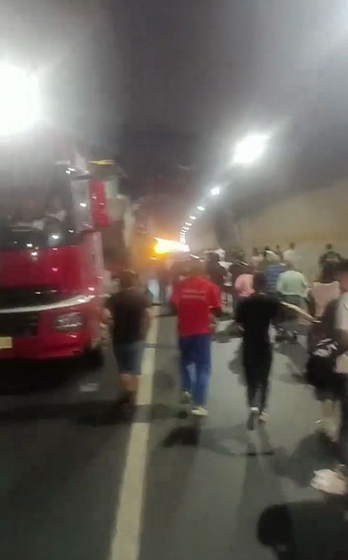 成巴高速隧道内车辆追尾起火，交警、消防、应急紧急组织疏散撤离，官方称未造成人员伤亡