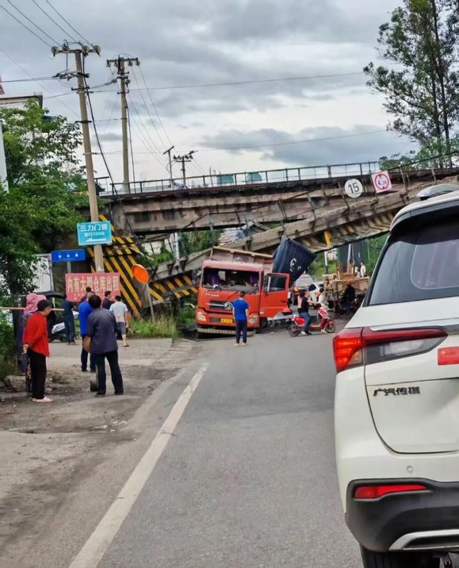 货车撞上铁路桥致桥面断裂垮塌，西昌公安：无人员伤亡，事故原因正调查