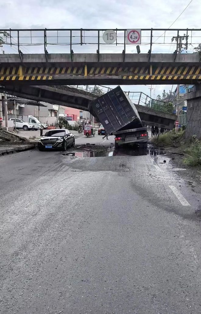 货车撞上铁路桥致桥面断裂垮塌，西昌公安：无人员伤亡，事故原因正调查