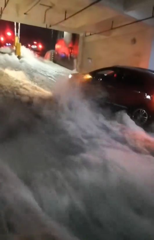 凌晨持续大暴雨致车库被淹，桂林多位市民挪车被困拉绳逃生