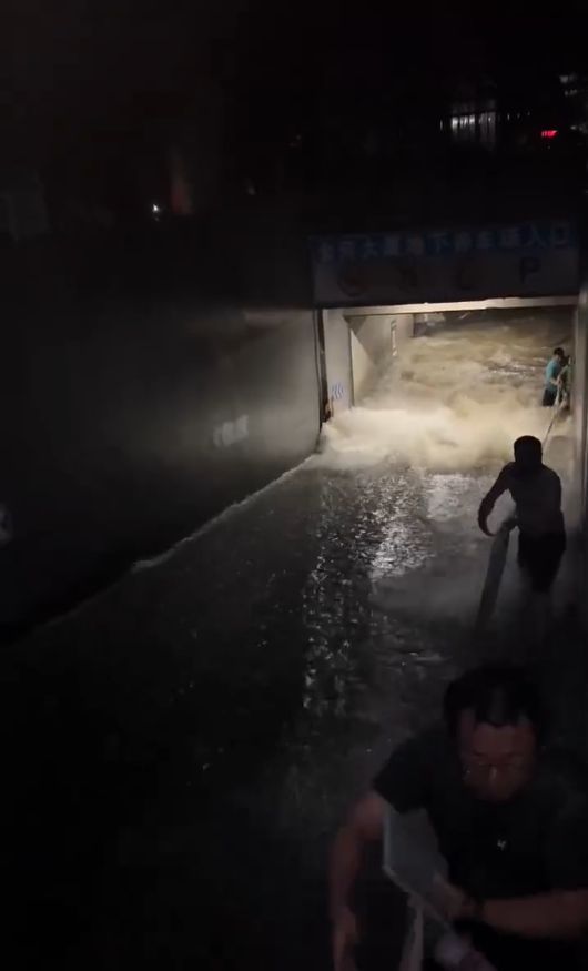 凌晨持续大暴雨致车库被淹，桂林多位市民挪车被困拉绳逃生