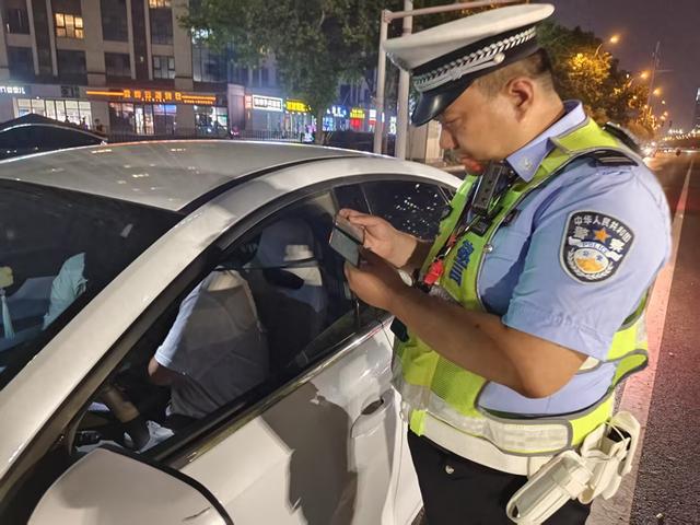郑州交警夜查不打烊为高考学子筑牢“静音墙”