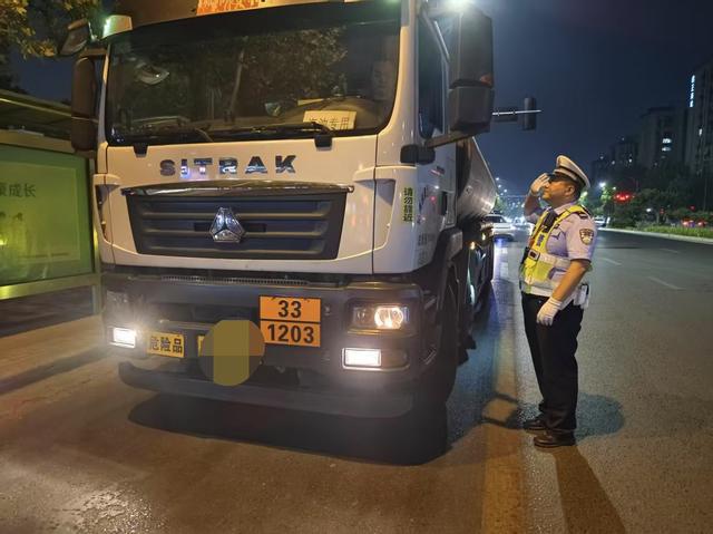 郑州交警夜查不打烊为高考学子筑牢“静音墙”