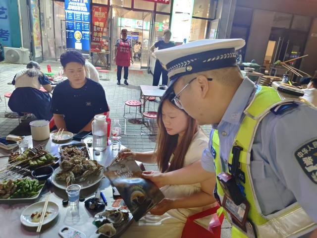 郑州交警夜查不打烊为高考学子筑牢“静音墙”