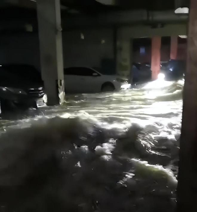 凌晨持续大暴雨致车库被淹，桂林多位市民挪车被困拉绳逃生