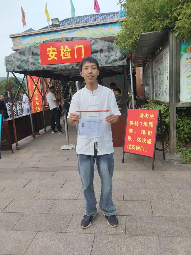 24岁频繁改名小伙参加高考，自称猜对作文题预估可得40分，其改名成政治考卷模拟题