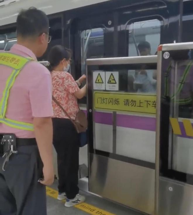 女乘客“甩包”逼停上海地铁五号线；官方回应：乘客欲冲门上车，处置及时未影响运营