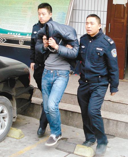 摩的司机被残杀，12年后发现一嫌疑人，嫌疑人：我是捡刀自卫