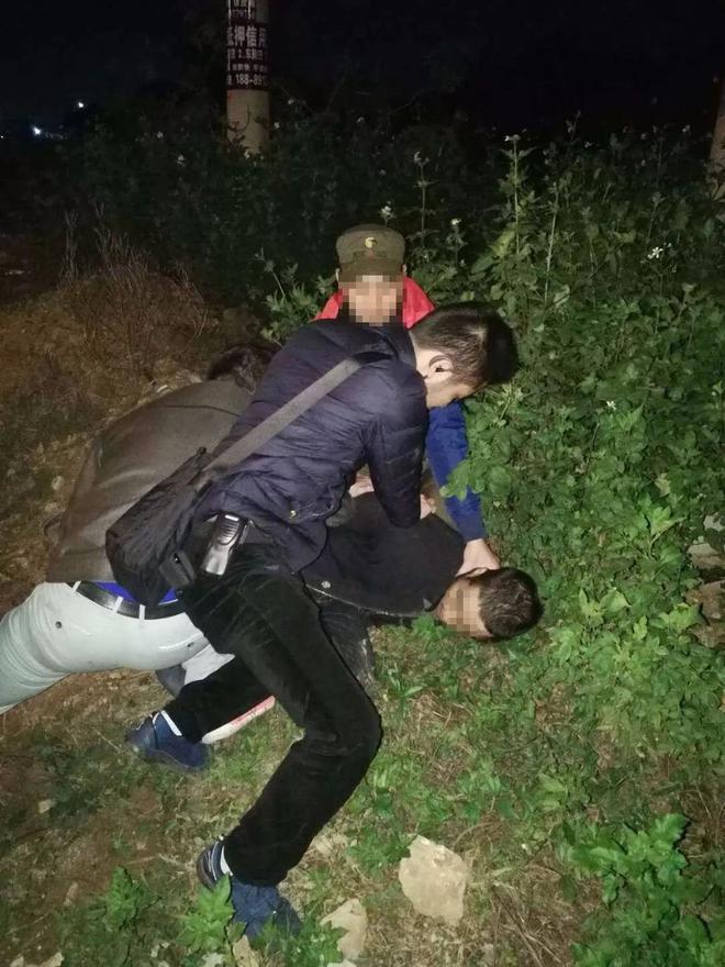 摩的司机被残杀，12年后发现一嫌疑人，嫌疑人：我是捡刀自卫