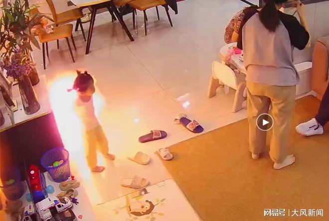 花15元买的气球爆炸，女童胳膊汗毛和后脑勺头发烫卷，宝妈发视频提醒吸取教训