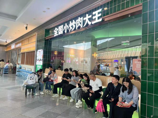 吃辣椒炒肉的队伍排到美国？费大厨百万年薪招店长