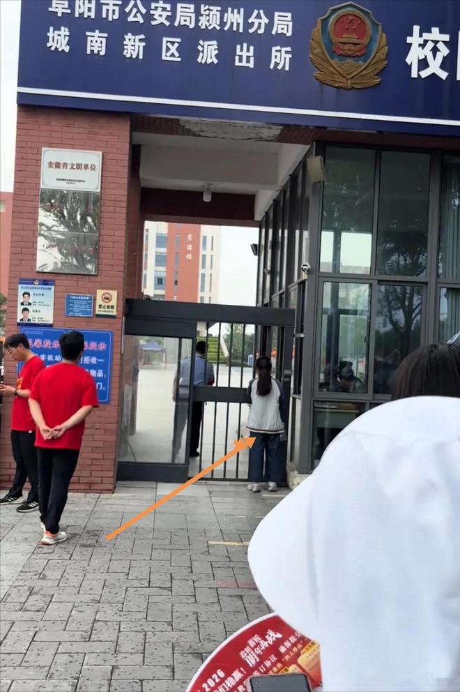 女孩英语考试迟到2分钟进场被拒，女孩是尖子生，有更多详情曝出