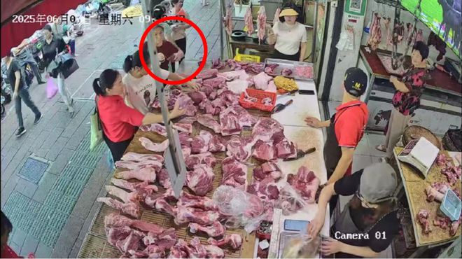 老年女子偷拿铺案牛肉，老板回应发监控视频寻人：“她拿了一块牛肉，已退还40元”