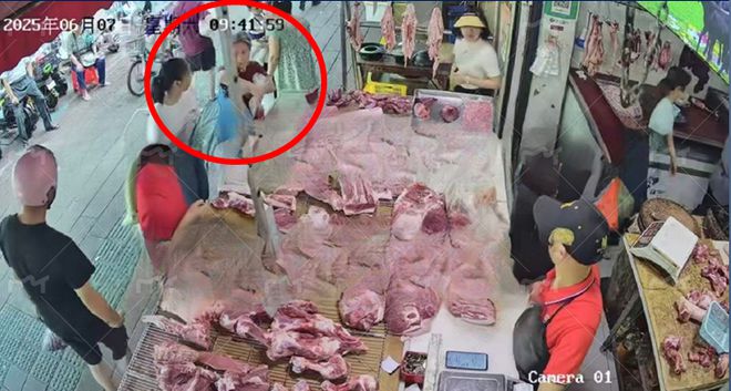 老年女子偷拿铺案牛肉，老板回应发监控视频寻人：“她拿了一块牛肉，已退还40元”