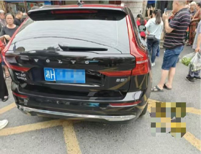 湖南益阳黑色SUV撞入路边馄饨店，当地回应：交警正调查处理