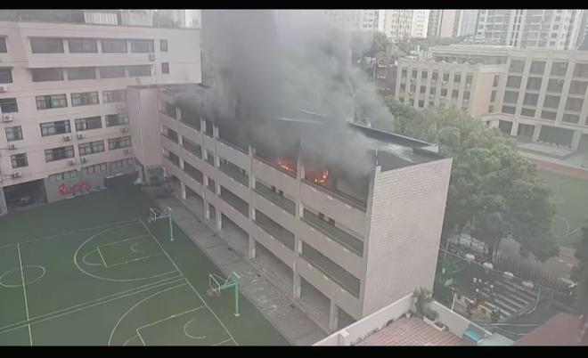 南京一百年名校突发火情，及时扑灭未造成大的影响