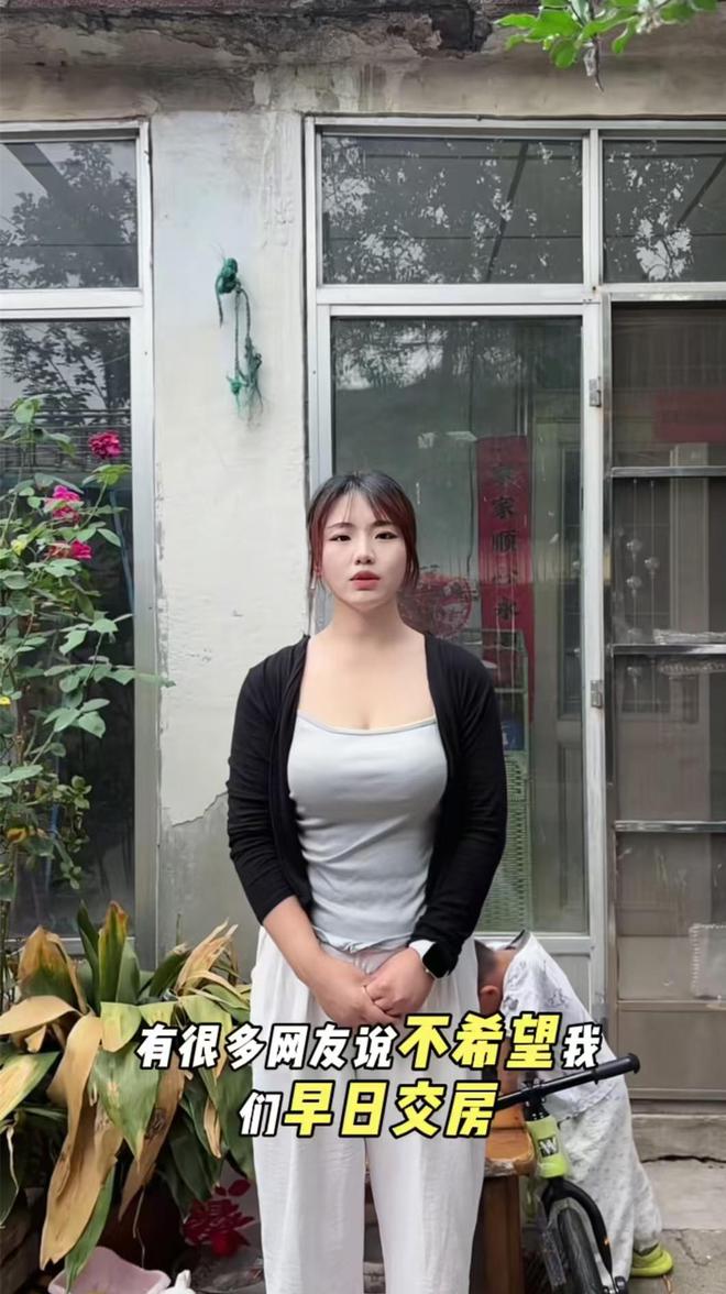 女子发视频求交房被指“擦边”，其丈夫：她平时就这么穿，没擦边