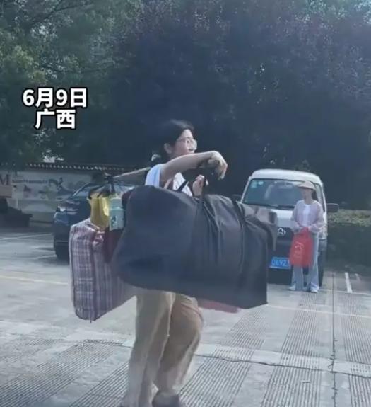 独自挑行李回家的高考女生上热搜，女生的基本情况曝出，网友爆评