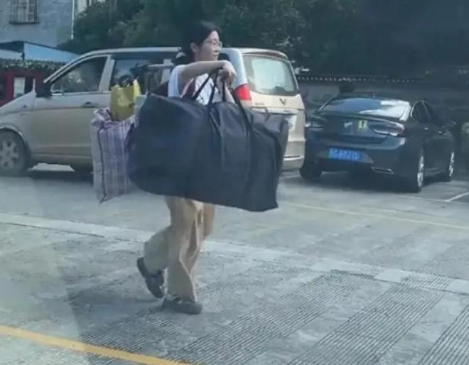 独自挑行李回家的高考女生上热搜，女生的基本情况曝出，网友爆评