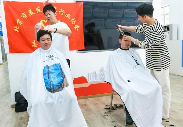千万级投入“7大举措”提升骑士夏季送单保障，饿了么开启2025蓝骑士“夏季关怀”行动