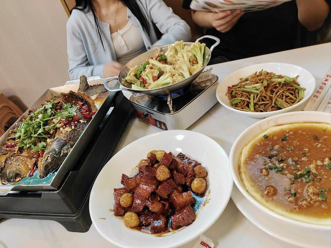 男子约会女网友，一顿饭花费11582元，男子想起整个情节懵了