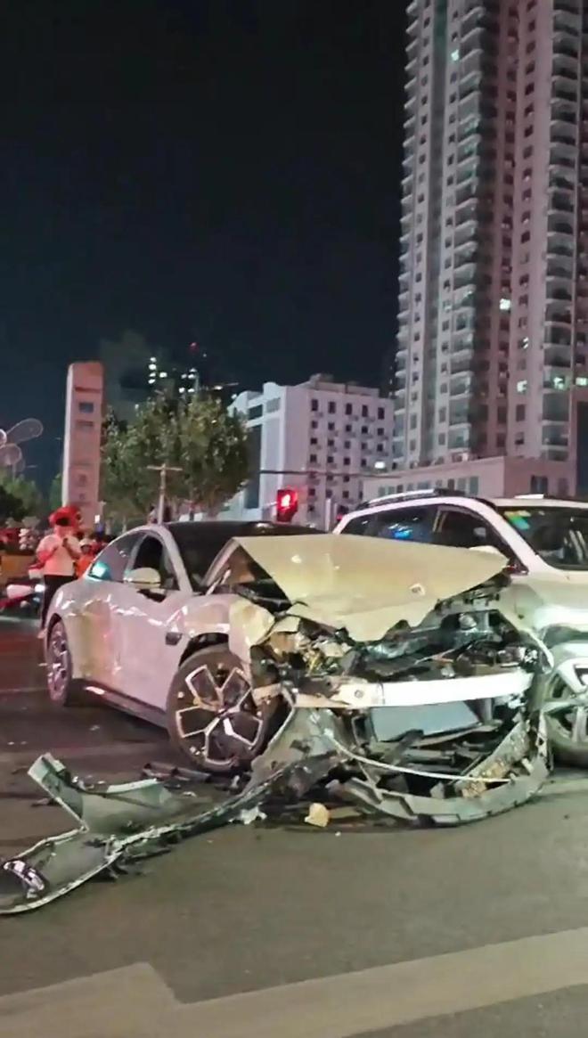 郑州小米SU7连撞16车，肇事者是颇有姿色的女司机，更多详情曝出