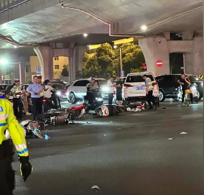郑州小米SU7连撞16车，肇事者是颇有姿色的女司机，更多详情曝出
