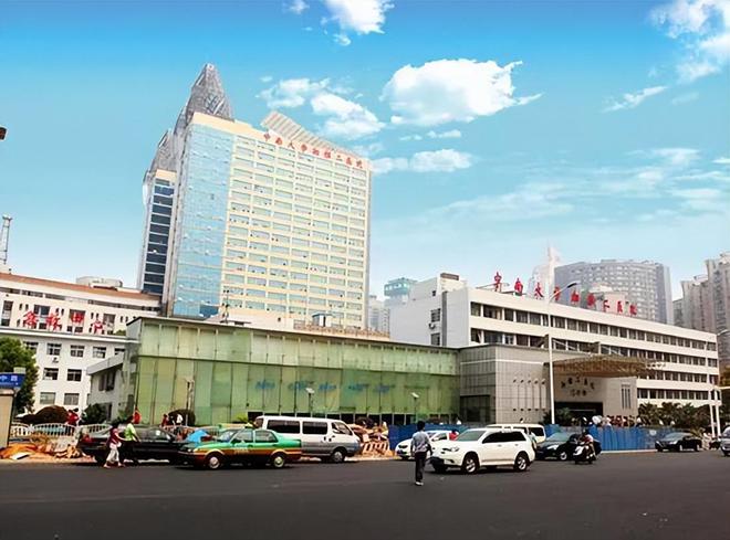 实习医生举报医疗腐败后坠楼身亡，事发湘雅二院，湖南卫健委回应