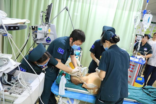香港再现当街砍人！一男子突遭3歹徒追砍受伤，详情曝出