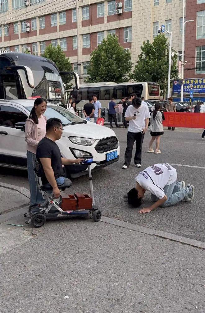 “儿子出考场跪谢无腿父亲”上热搜，父亲的身份曝光，不是普通人