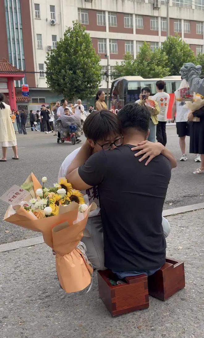 “儿子出考场跪谢无腿父亲”上热搜，父亲的身份曝光，不是普通人
