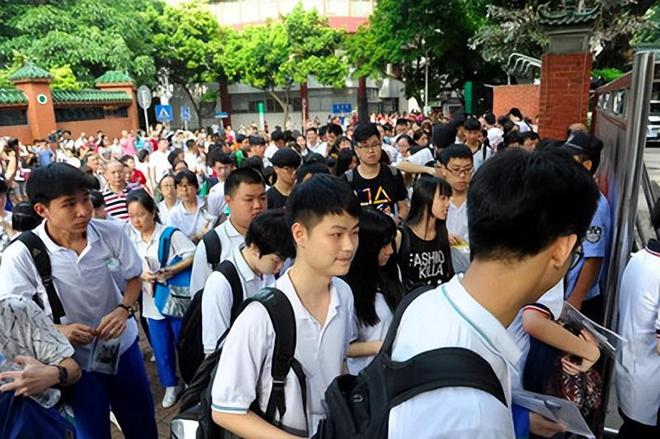 “儿子出考场跪谢无腿父亲”上热搜，父亲的身份曝光，不是普通人