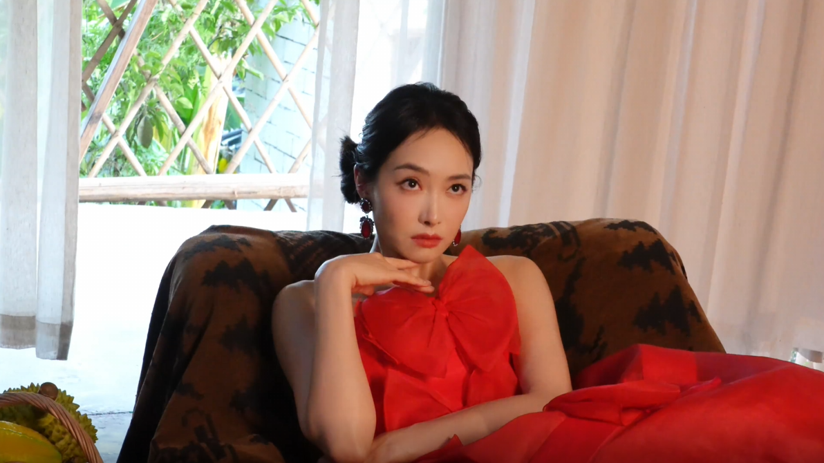 红裙翩跹，光影外交：宋茜以东方之美点亮上合电影节