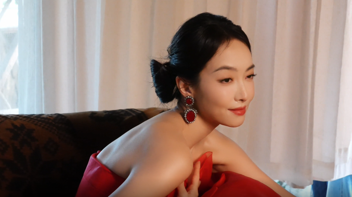 红裙翩跹，光影外交：宋茜以东方之美点亮上合电影节