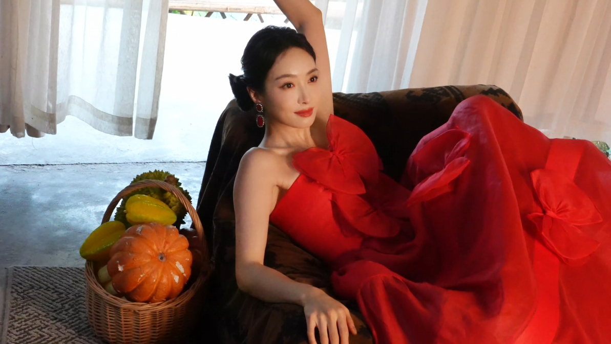 红裙翩跹，光影外交：宋茜以东方之美点亮上合电影节