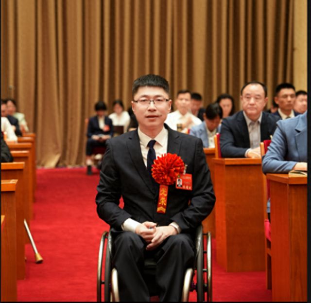 34年“学会走路”：吴明月用轮椅丈量自由，带残疾人群走向远方