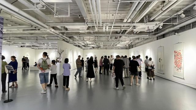 朱明德捐赠二十幅鱼画作品，文化助残传递爱心